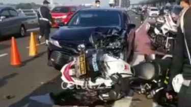 Motor patwal polisi ringsek dihantam sedan di bandara Soetta.