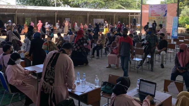 Vaksinasi guru di Bandung.