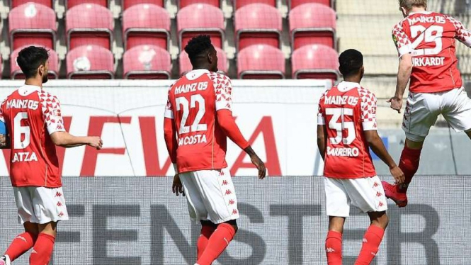Pemain Mainz rayakan gol ke gawang Bayern Munich.