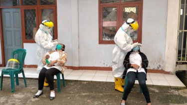 Pemeriksaan Rapid Antigen oleh Satgas COVID-19 Kabupaten Manggarai, NTT.