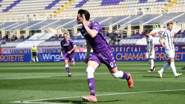 Pemain Fiorentia, Dusan Vlahovic membobol gawang Juventus