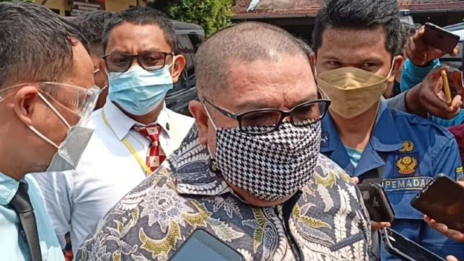 Razman Arif Nasution (tengah) pengacara Sandi Butar Butar (kanan)