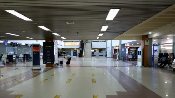 Seorang penumpang pesawat udara melakukan check in di Bandara Internasional Minangkabau di Padang Pariaman, Sumatera Barat.