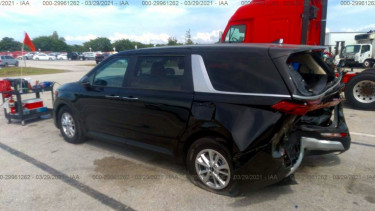 Kia Carnival edisi baru mengalami kecelakaan