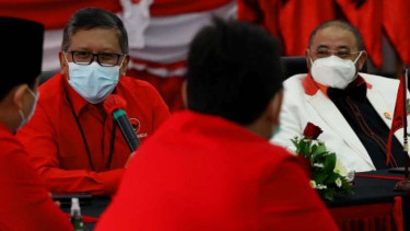 Sekretaris Jenderal PKS Habib Aboe Bakar Alhabsyi (kanan) bersama Sekretaris Jenderal PDIP Hasto Kristiyanto di kantor pusat PDIP, Jakarta, Selasa, 27 April 2021.