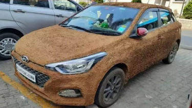 Hyundai i20 dibalur kotoran sapi.