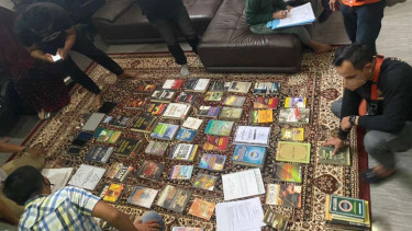 Deretan Buku di Kediaman Mantan Sekjen FPI Munarman Usai Ditangkap Densus