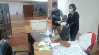 Polisi menggerebek satu gerai pelayanan rapid test antigen untuk deteksi dini COVID-19 di Bandara Kualanamu, Kabupaten Deli Serdang, Sumatera Utara, Selasa, 27 April 2021.