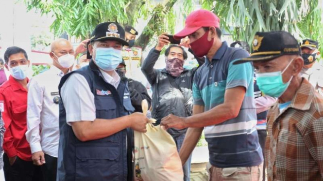 Wali Kota Bandung Oded M Danial memberikan paket kebutuhan pokok alias sembako dengan subsidi dalam menyambut lebaran Idul Fitri untuk warga miskin di kota itu, Rabu, 28 April 2021.