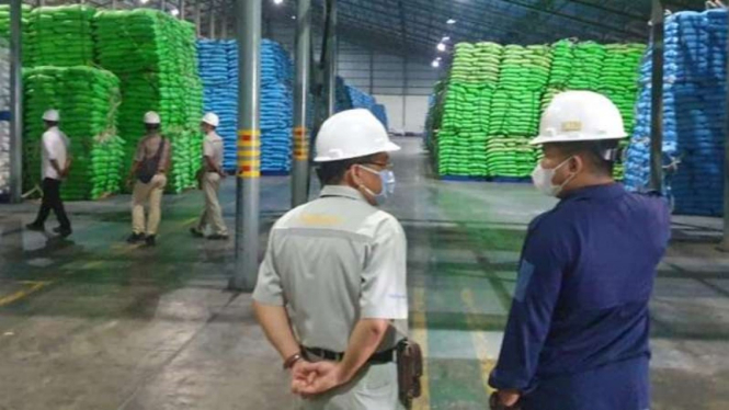 Tim Satgas Pangan Jawa Timur melakukan sidak di gudang PT Kebun Tebu Mas (KTM) di Kabupaten Lamongan pada Rabu, 28 April 2021.