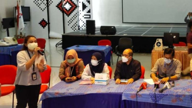 Manajemen PT Kimia Farma Diagnostika menyampaikan keterangan pers atas kabar penggerebekan terhadap satu unit layanannya untuk rapid test di kompleks Bandara Kualanamu, Deli Serdang, Sumatera Utara, Rabu, 28 April 2021.