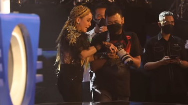 Maia Estianty periksa rekaman kamera kru dokumentasi Dewa 19