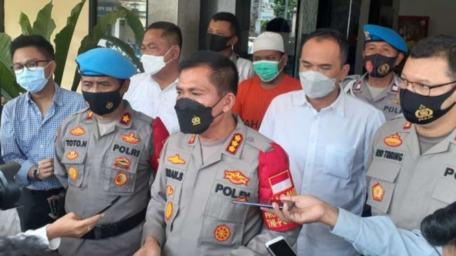 Kapolres Metro Depok, Komisaris Besar Polisi Imran Edwin Siregar (tengah)
