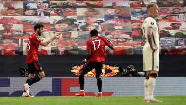 Pemain MU, Bruno Fernandes dan Fred merayakan gol ke gawang Roma