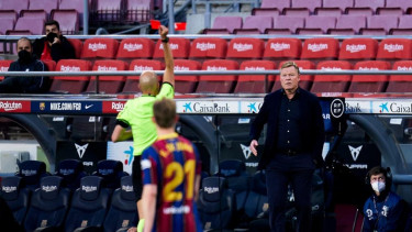 Pelatih Barcelona, Ronald Koeman dikartu merah