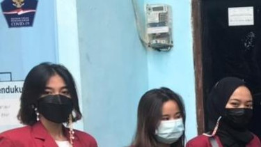 Foto Mahasiswa PMM-UMM dengan warga Kedungkandang dan Ketua RT setempat