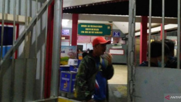 Petugas berjaga di Lapas Kelas IIB Muaralabuh, Kabupaten Solok Selatan, Sumatera Barat, setelah delapan tahanan mereka kabur pada Kamis malam, 29 April 2021.