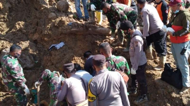 Aparat gabungan TNI, Polri, dan BPBD mengevakuasi beberapa orang yang tewas dalam bencana alam tanah longsor di kawasan proyek pembangunan PLTA Batang Toru, Kabupaten Tapanuli Selatan, Sumatera Utara, Jumat, 30 April 2021.