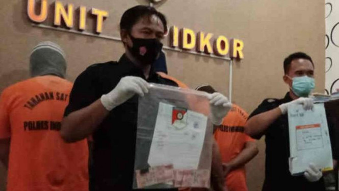 Aparat Reserse Kriminal Polres Indramayu menunjukkan para tersangka dan beberapa barang bukti dugaan korupsi di Bank Jabar Banten (BJB) Cabang Indramayu dalam konferensi pers Jumat, 30 April 2021.