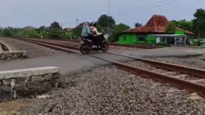 TKP perlintasan kereta tanpa palang pintu Desa Penaruban, Weleri, Kendal.