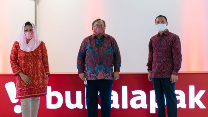 Komisaris Utama Bukalapak, Bambang Brodjonegoro (tengah).