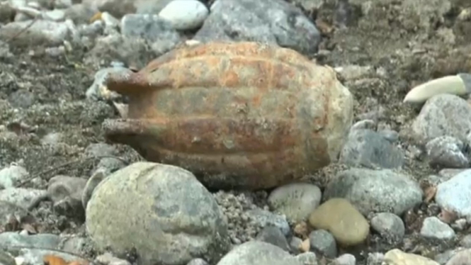 Granat tangan ditemukan di tepi Sungai Blorong, Desa Darupono, Jawa Tengah 