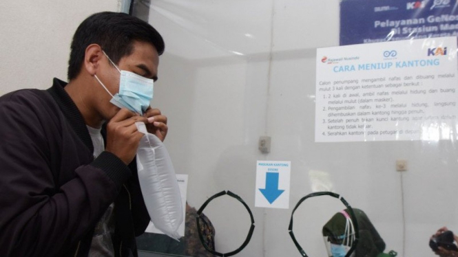 Penumpang Kereta Api (KA) melakukan tes deteksi COVID-19 dengan GeNose C19.