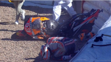 Marc Marquez alami kecelakaan saat menjalani sesi FP3 MotoGP Spanyol 2021. 