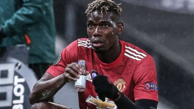 Gelandang Manchester United, Paul Pogba berbuka puasa.