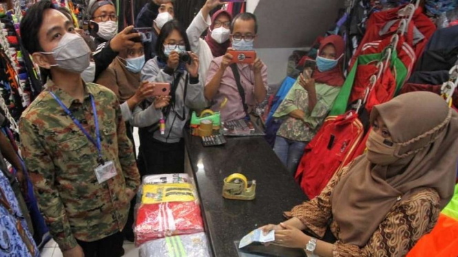Wali Kota Gibran mengembalikan uang pungli yang dilakukan Lurahnya.