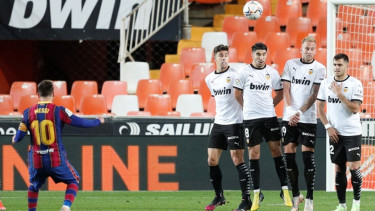 Tendangan bebas Lionel Messi saat Barcelona menghadapi Valencia
