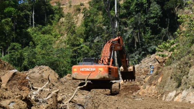 Tim SAR menggunakan alat berat mencari dua warga yang tertimbun material tanah longsor di kompleks proyek pembangunan PLTA Batang Toru, Kabupaten Tapanuli Selatan, Sumatera Utara, Minggu 3 Mei 2021.