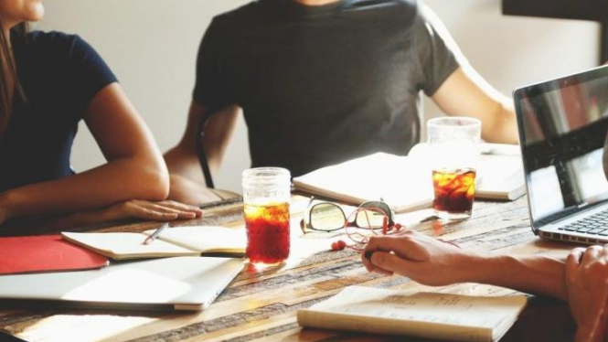Ilustrasi diskusi Development Room (Source: pixabay/StartupStockPhotos)