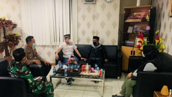 Polisi memediasi  dua pihak soal pengusiran jemaah memakai masker di masjid.