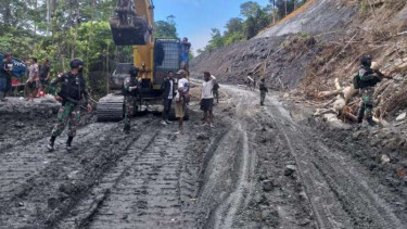 VIVA Militer: Prajurit Yonif 312/Kala Hitam melakukan penjagaan di Keerom, Papua