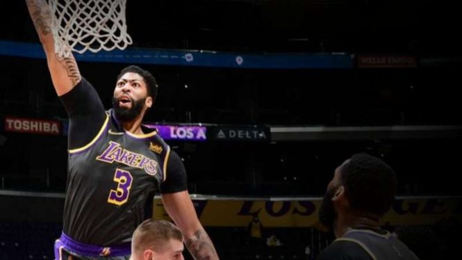 Pemain LA Lakers, Anthony Davis saat melawan Denver Nuggets.