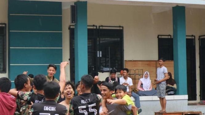 Bermain futsal.