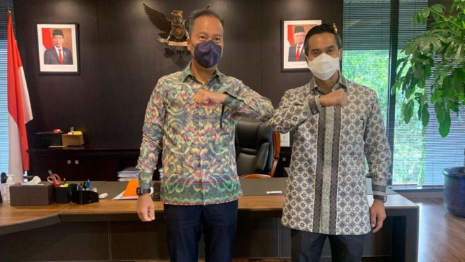 Menperin Agus Gumiwang Kartasasmita bersama Calon Ketum Kadin Anindya Bakrie.