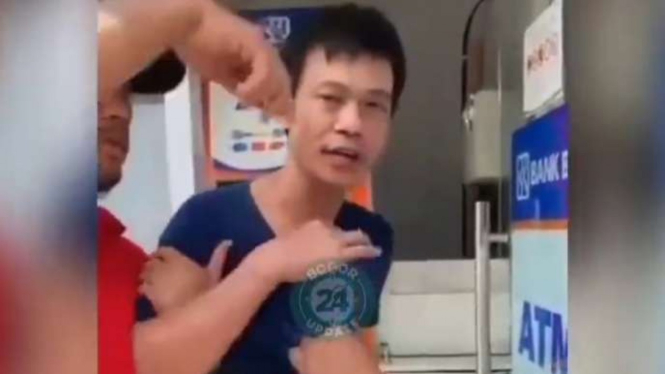 Pelaku ganjal ATM, AY, ditangkap warga.