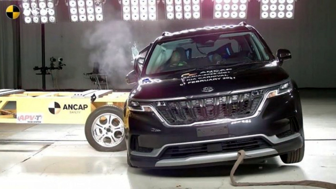 Uji tabrak Kia Carnival edisi 2021.
