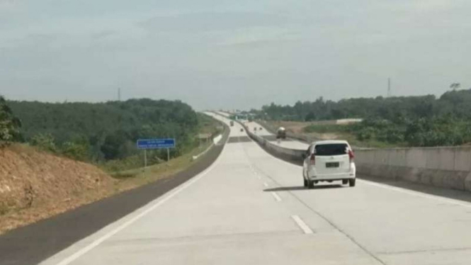 Sejumlah kendaraan melintas di jalan tol trans-Sumatera ruas Bakauheni-Terbanggi Besar.
