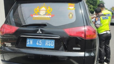Polisi tilang mobil pelat aneh 
