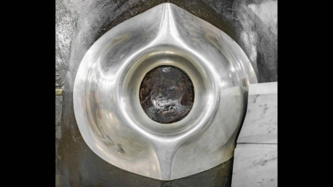 Hajar Aswad di sudut Kabah Masjidil Haram 