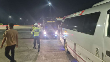 Mobil travel terjaring penyekatan di gerbang tol Kalikangkung, Jateng.