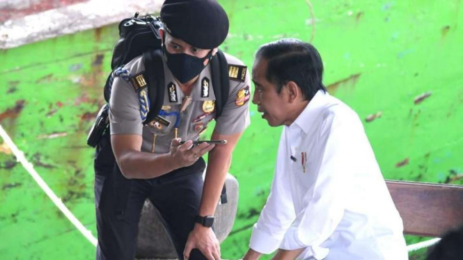 Presiden Jokowi Saat Menelepon Menteri PUPR Basuki Hadi Muljono