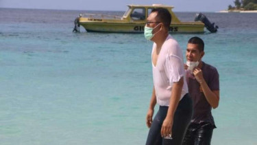Gubernur Nusa Tenggara Barat, Zulkieflimansyah berenang pakai masker