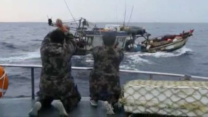 Petugas PSDKP Kementerian Kelautan dan Perikanan berupaya menghentikan kapal ikan berbendera Vietnam di Laut Natuna Utara, Kepulauan Riau, pada Kamis, 6 Mei 2021.