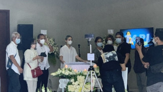 Kecupan Joanna Alexandra ke Jenazah Raditya Oloan