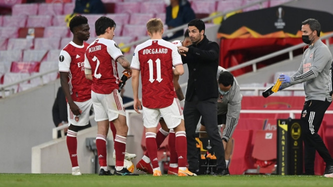 Mikel Arteta memimpin Arsenal saat melawan Villarreal