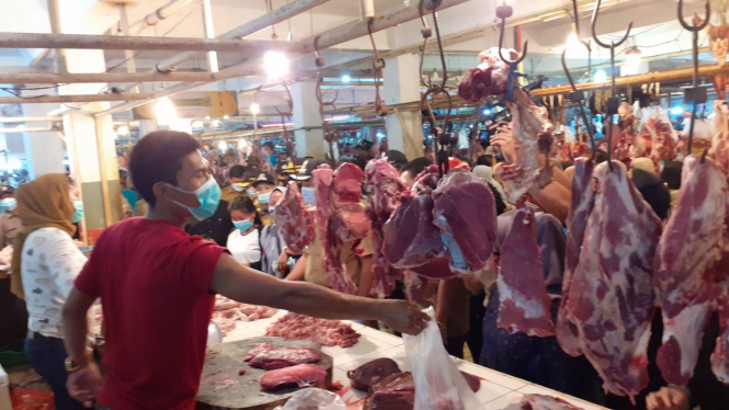 Harga daging sapi naik di Kabupaten Tangerang jelang Lebaran.
